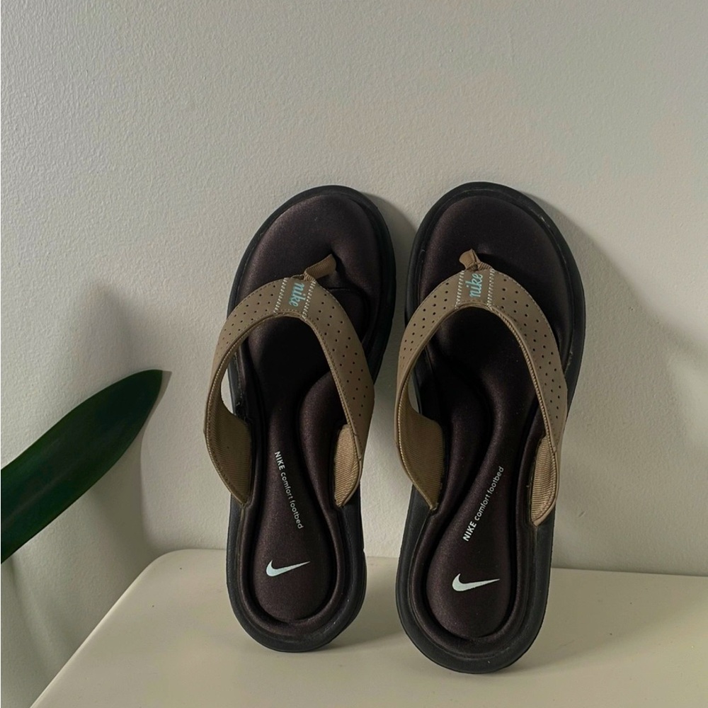 NIKE BROWN FLIP FLOPS
